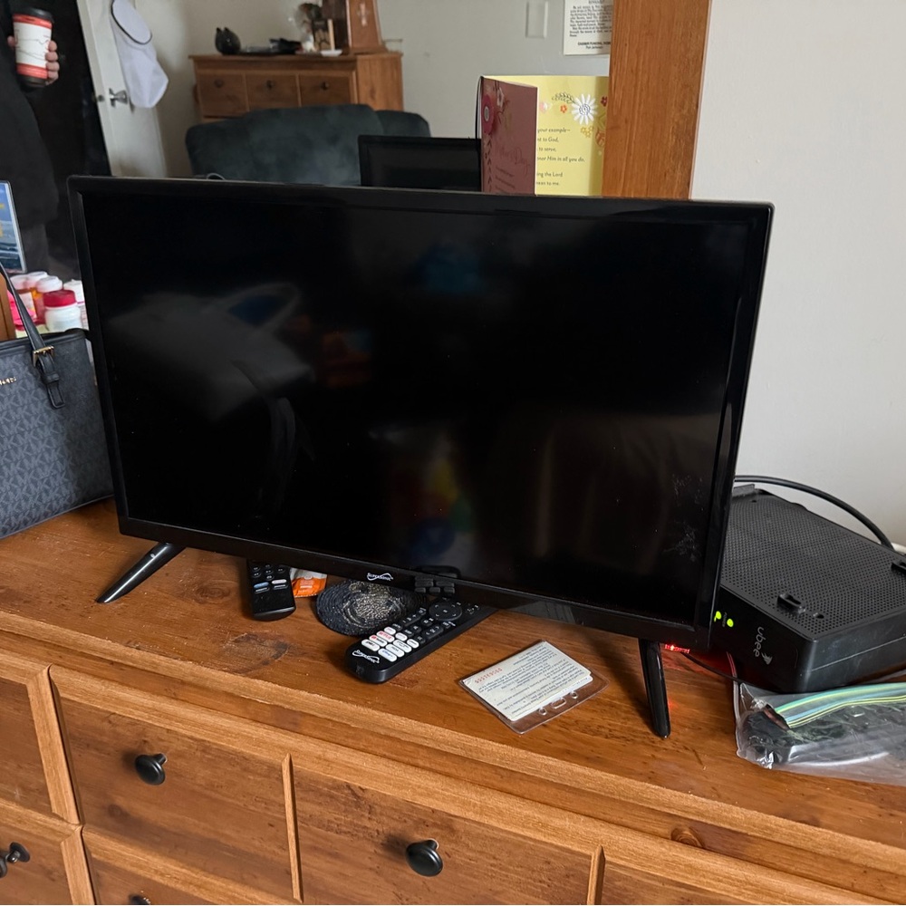 24 inch Smart TV with mini Stand
